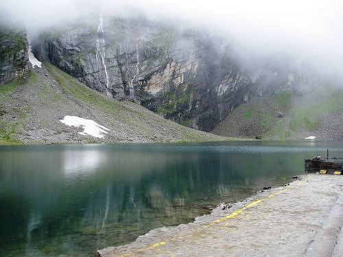 Hemkund Sarovar lake