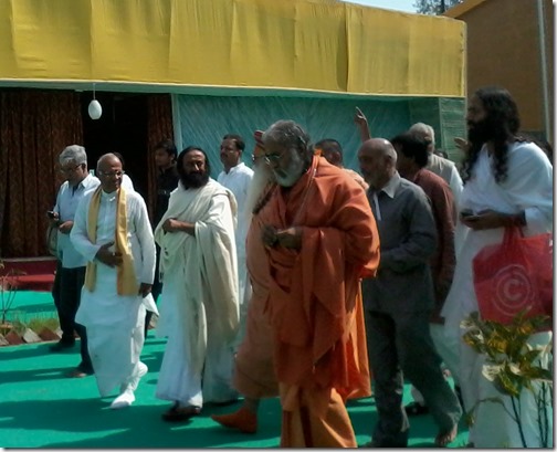 sri sri ravi shankar and swami swatantrata ji at kumbh mela 2013